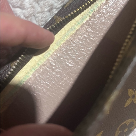 LOUIS VUITTON Monogram Toiletry/Cosmetic Pouch - Picture 13 of 14